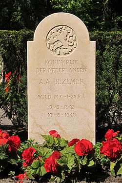 Foto van het graf - Vergroot afbeelding Foto van het graf - Vergroot afbeelding