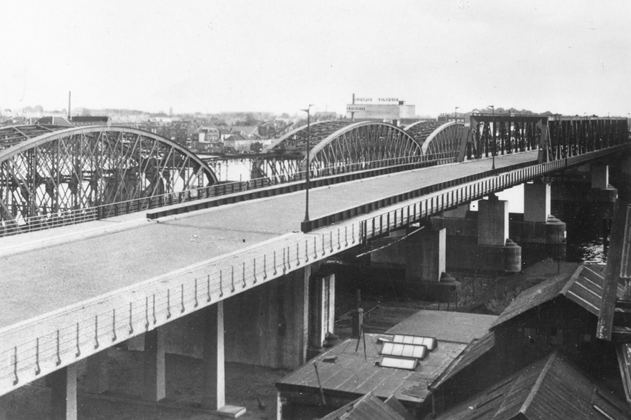 Verkeers- en spoorbrug Oude Maas bij Dordrecht