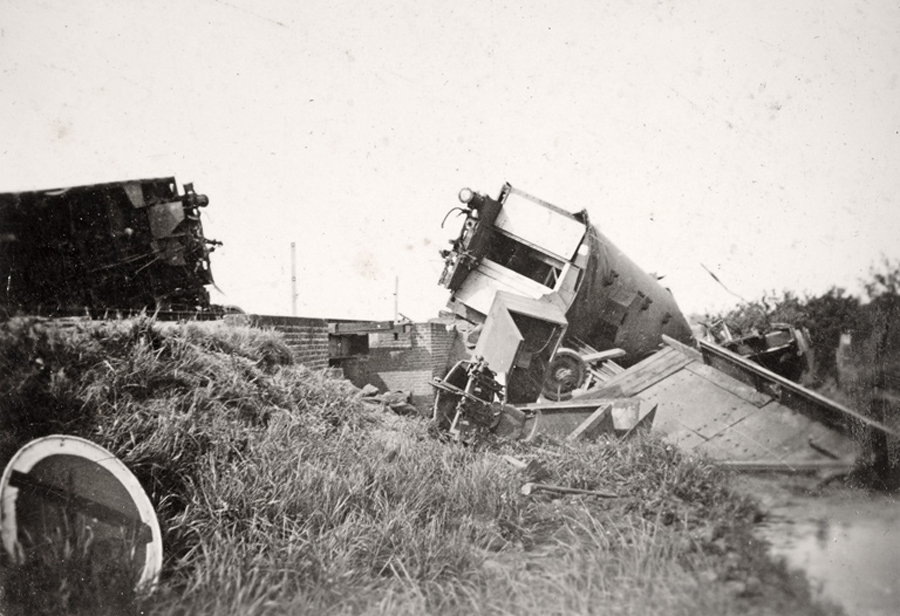 ontspoorde wagons PZ No.1 bij Mill