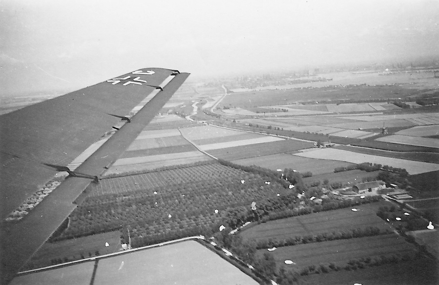 Ju-52 van 5./KGzbV.1 boven Waalhaven