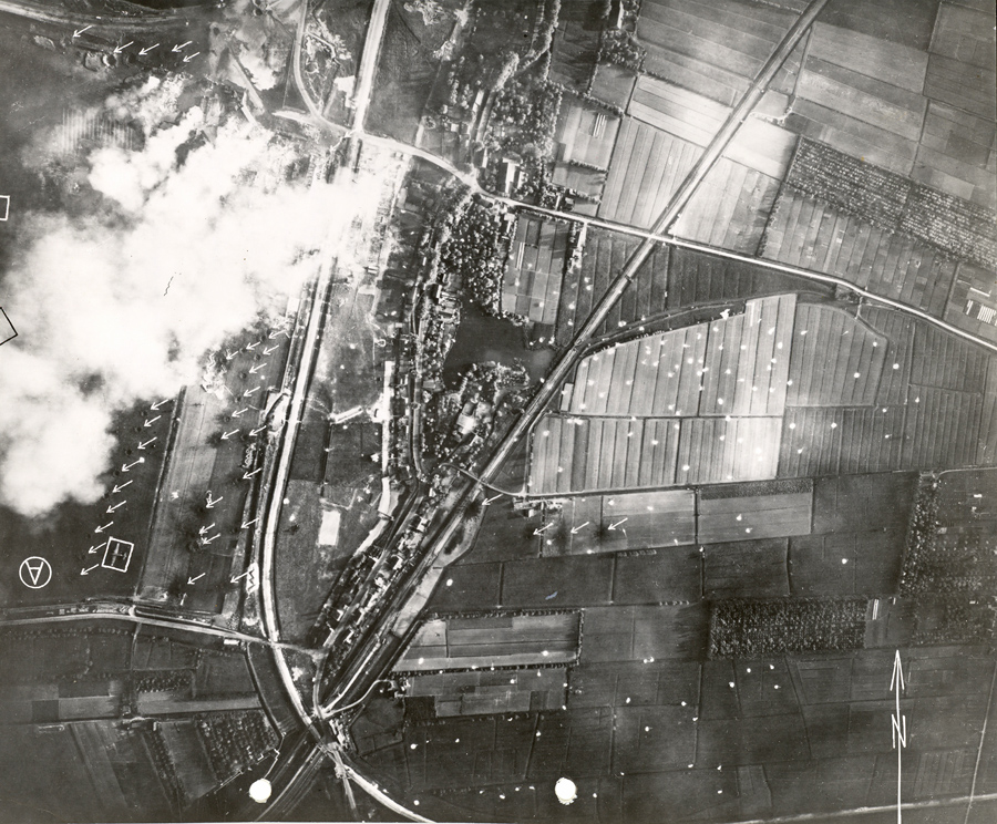 Luchtfoto Waalhaven ochtend 10 mei 1940